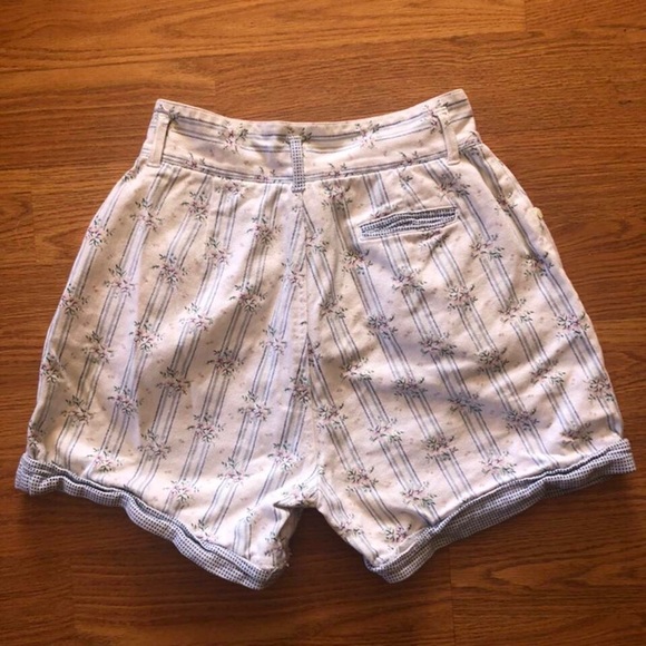 Vintage Unique High-Waisted Floral Shorts - Picture 2 of 4